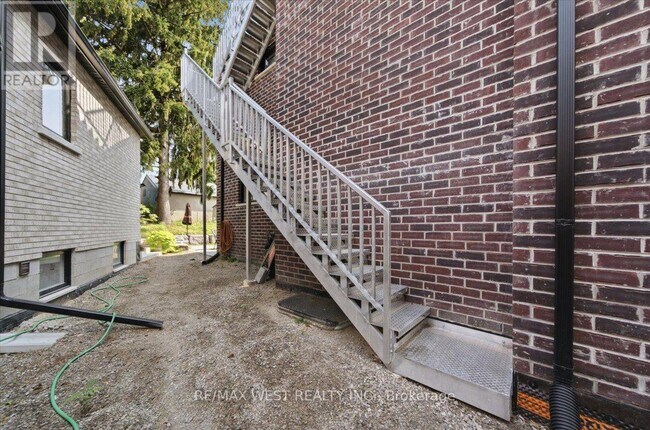 Photo du bâtiment - 50 Rotherham Ave