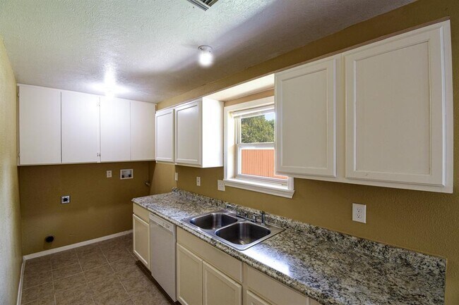 Building Photo - 6203 S Greenpark Dr