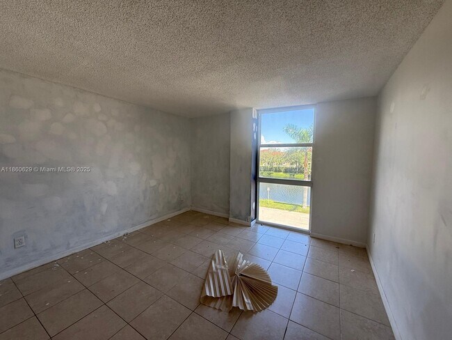 Building Photo - 2075 NE 164th St