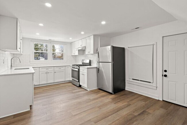 Building Photo - 649 Newfield Ave
