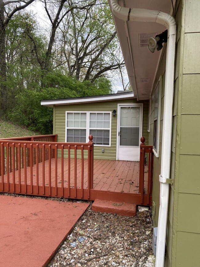 Building Photo - Updated 4 bed 2 bath minutes to Downtown C...