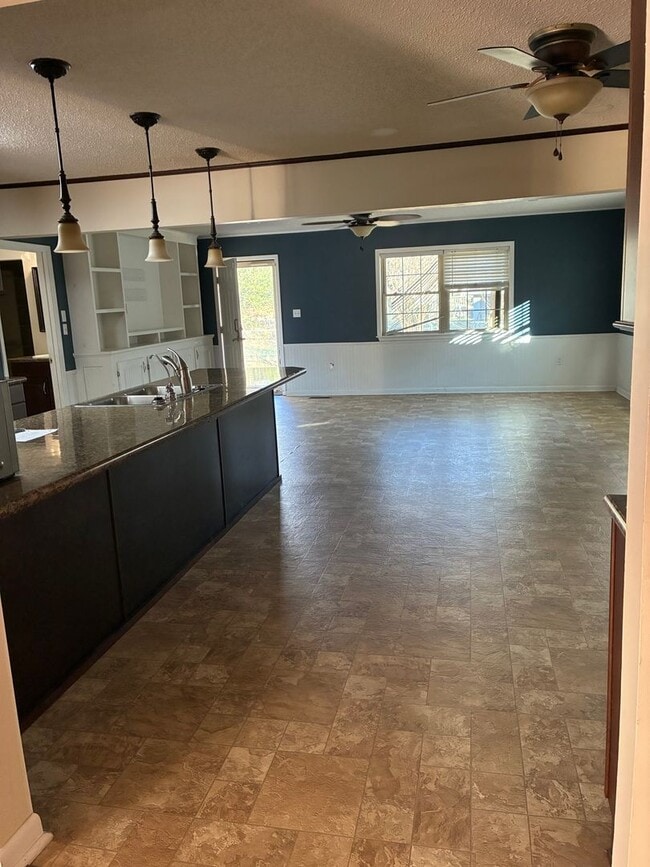 Foto del edificio - Chef's Kitchen! Large Home on Corner Lot with Spacious Fenced Yard