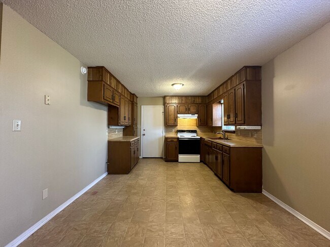Building Photo - * Move-In Special * Charming 3 Bed / 2 Bat...