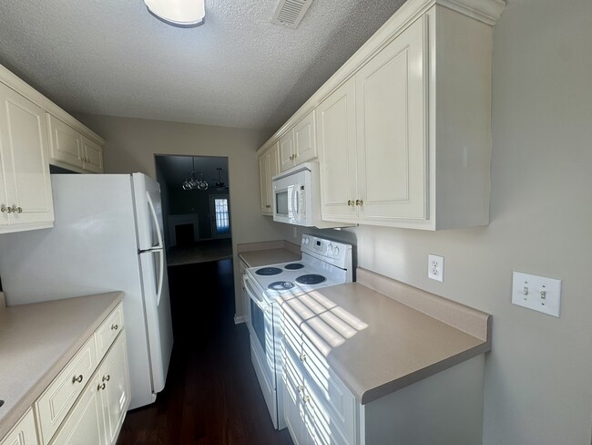 Building Photo - 1653 Summerwoods Cir