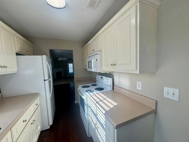 Foto del edificio - 1653 Summerwoods Cir