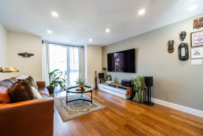 Building Photo - 807 Pape Av
