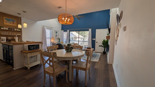Foto del edificio - 4450 Little River Inn Ln