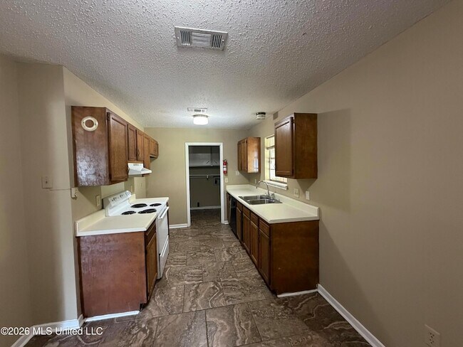 Foto del edificio - 1695 Ravenwood Ln