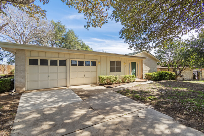 Building Photo - 204 Regal Oaks Dr