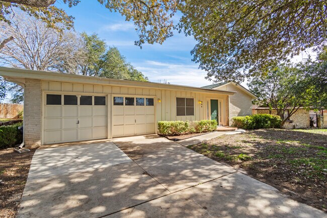 Foto del edificio - 204 Regal Oaks Dr