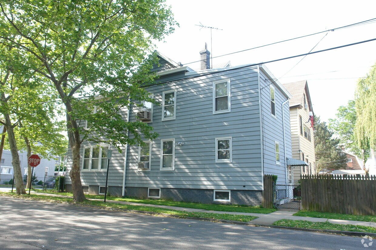 Building Photo - 533 Groom St