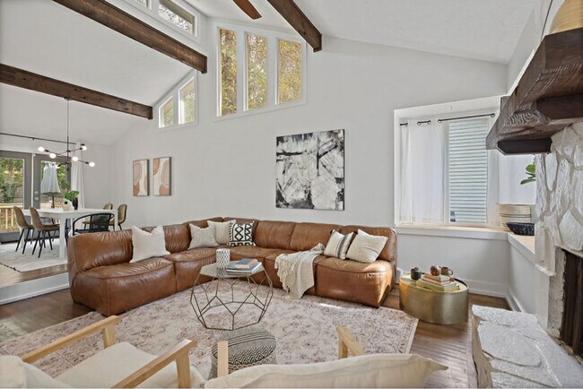 Foto del edificio - 6841 Woodcreek Ln