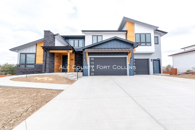 Building Photo - Luxury Townhome North of Old Town