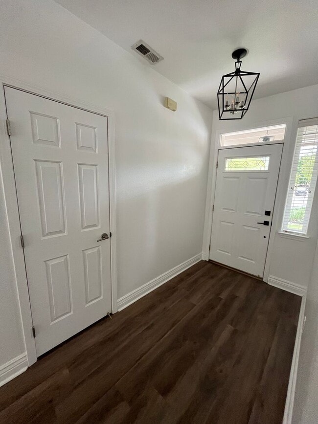 Building Photo - Well-maintained 3-bedroom, 2-bath home
