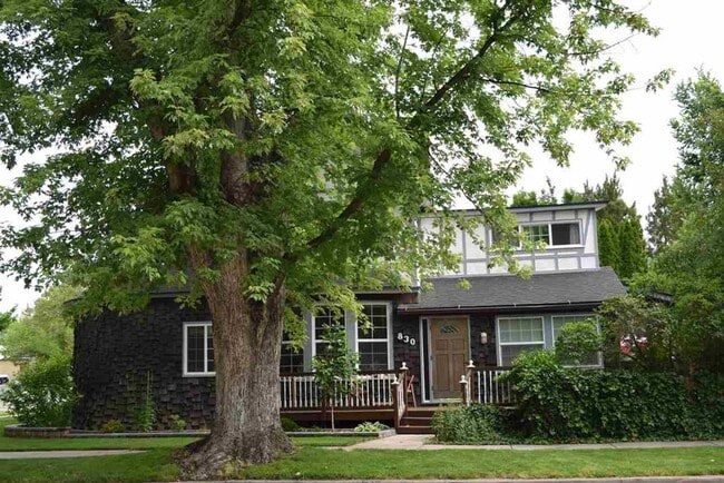 Building Photo - Adorable 1 bed 1 bath North End Apartment off 9th & Ada