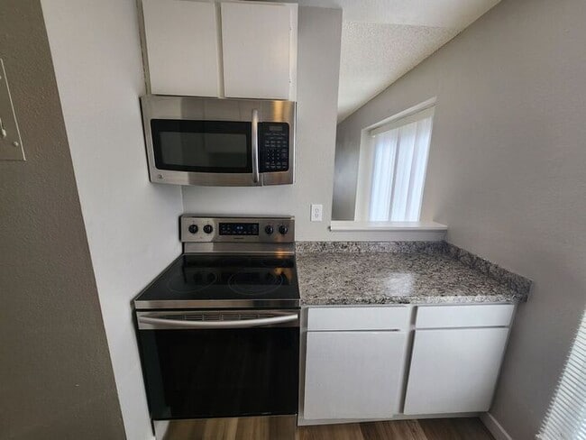 Building Photo - Spacious 2-Bedroom Apartment with Private ...