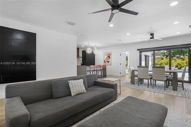 Foto del edificio - 811 NE 17th Ct