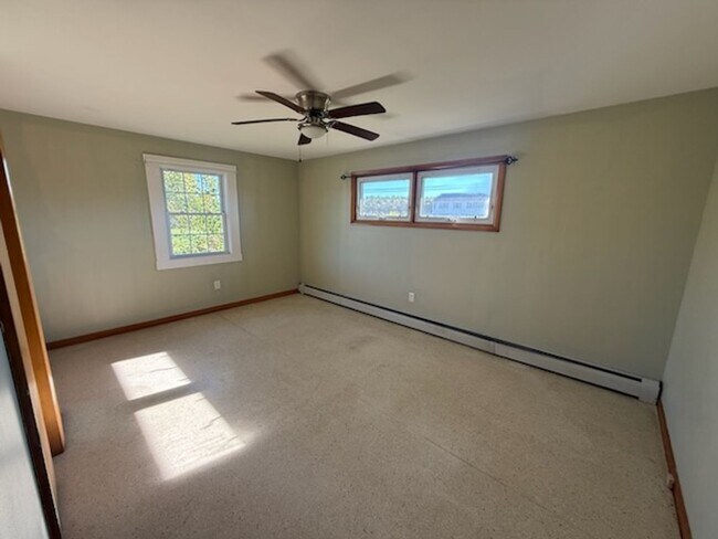 Foto del edificio - Three Bedroom Single Family House for Rent...