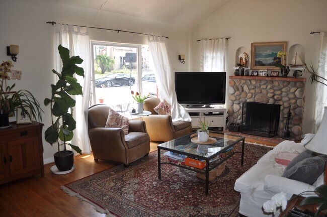 Building Photo - North Park 4BR/ 2BA "1,800 Square Feet" Si...