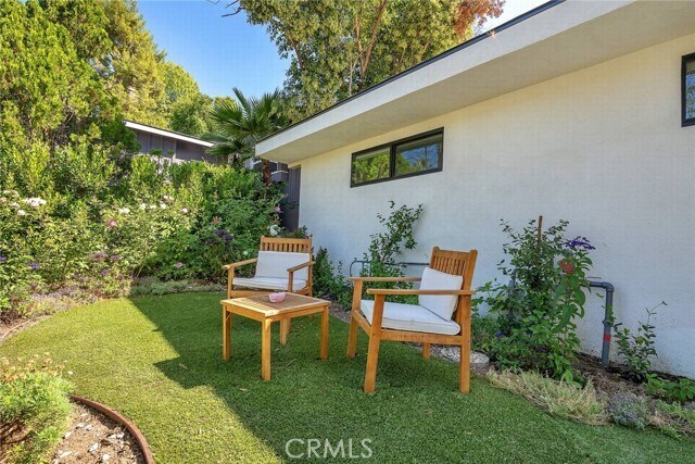 Foto del edificio - 21806 Ybarra Rd