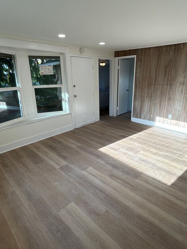 Foto del edificio - Renovated 1 Bed, 1 Bath apartment in West Seattle Triplex, $1,895/month