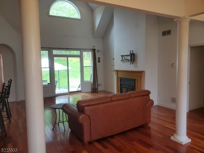 Foto del edificio - 16 Spring Hill Ln