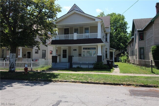 Foto del edificio - 2033 Brainard Ave