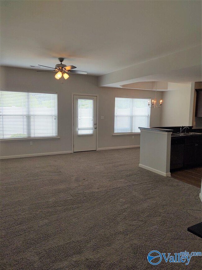 Foto del edificio - 208 Falling Water Ln SW