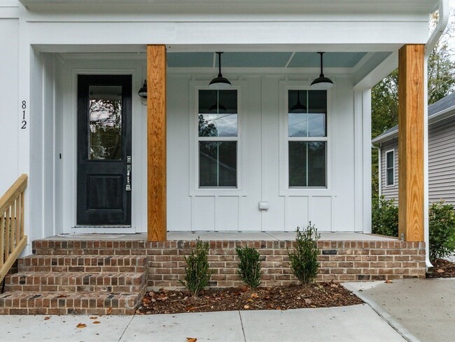 Foto del edificio - Beautiful Modern Farm House Near Downtown!