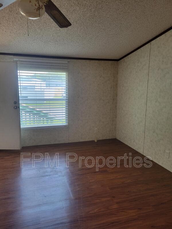 Building Photo - 205 Vintage Oak Cir