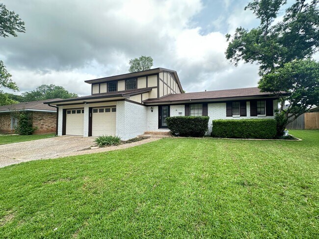 Foto del edificio - UPDATED IN TOWN SOUTH-LARGE 4/3 BRICK HOME-VERY NICE