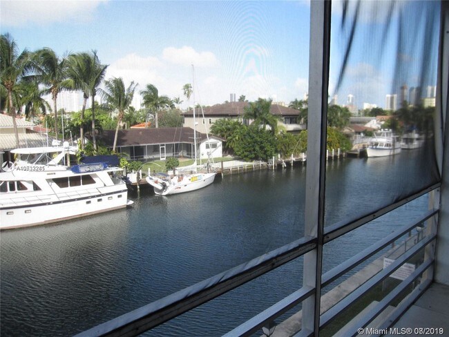 Foto del edificio - 2935 NE 163rd St