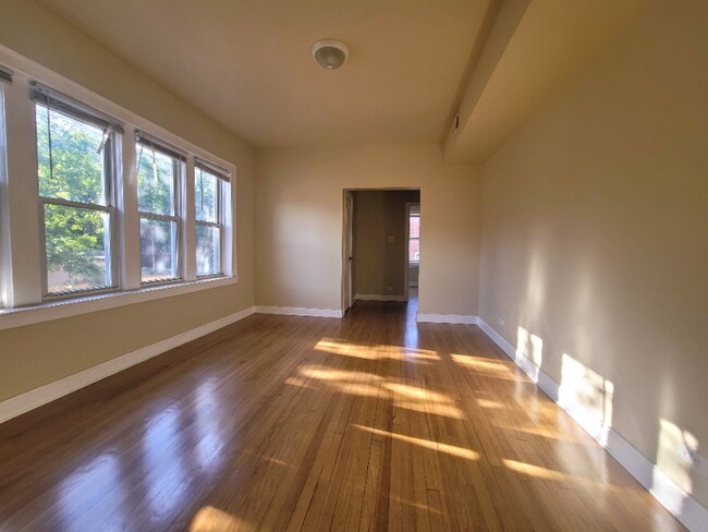 Foto del edificio - 1645 W 80th St