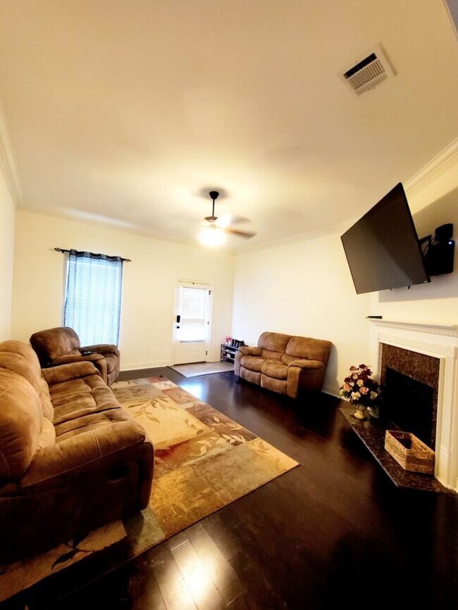 Building Photo - Beautiful 3 bedroom, 2 bath home in Moss B...