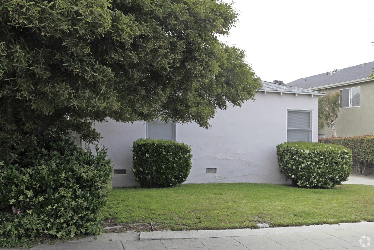 Building Photo - 4373-4379 Louisiana St