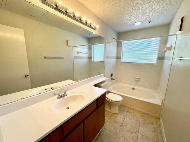 Foto del edificio - 2710 Grants Lake Blvd