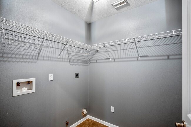 Foto del edificio - 2923 Goldspring Ln
