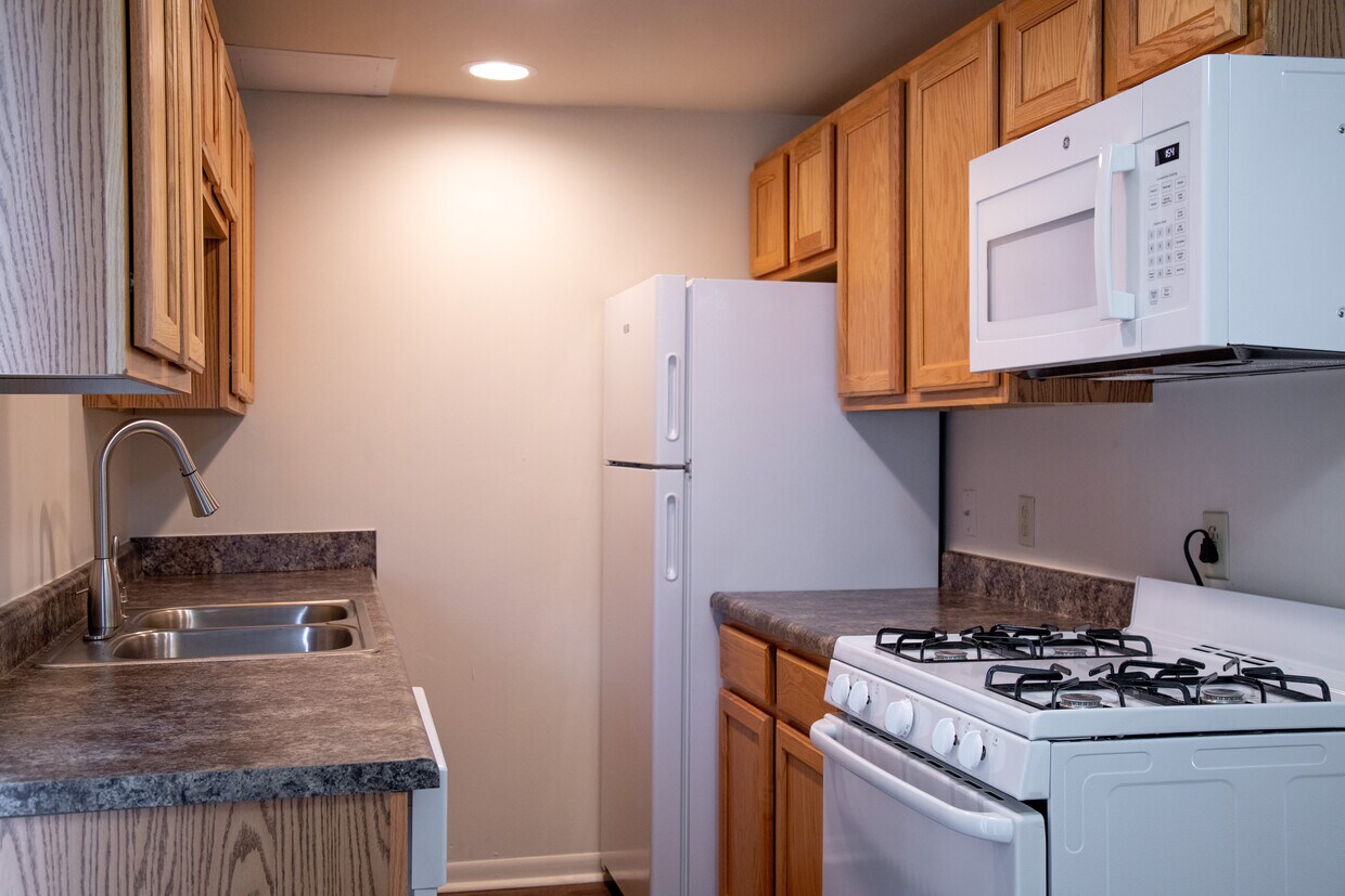 Foto principal - Shadeland Terrace Townhomes w/Full Basements