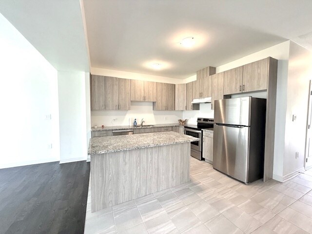Photo du bâtiment - Modern 3-Bedroom Townhouse for Rent in Tha...