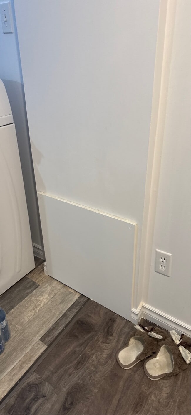 Building Photo - 24-24 Av. Picard