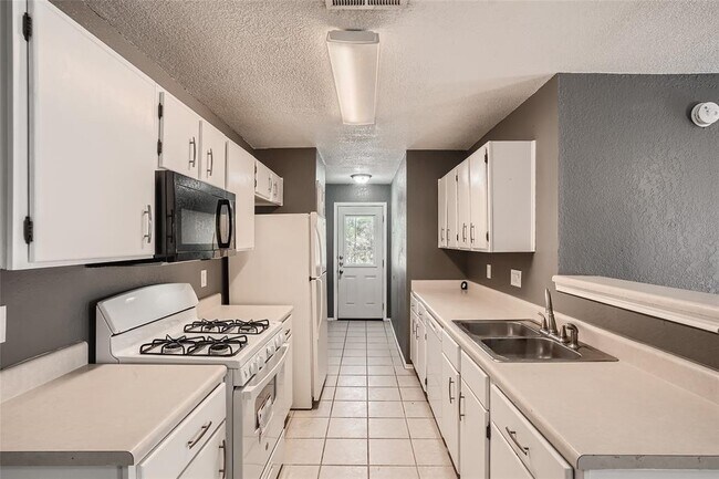 Building Photo - 16119 Stoneham Cir