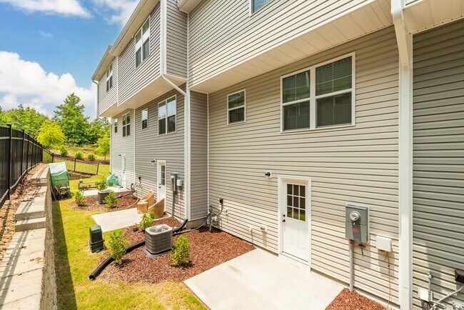Building Photo - 3 Bedroom 2.5 Bath Townhouse in Bluffs at ...