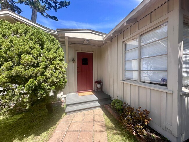 Foto del edificio - Idyllic Fully Furnished Cottage in Asilomar Dunes Available Monthly