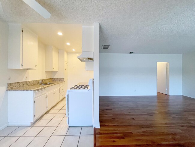 Building Photo - 266 S El Molino Ave