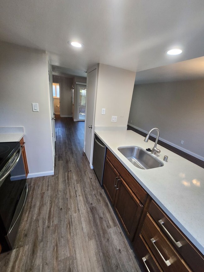 Building Photo - Updated Townhouse