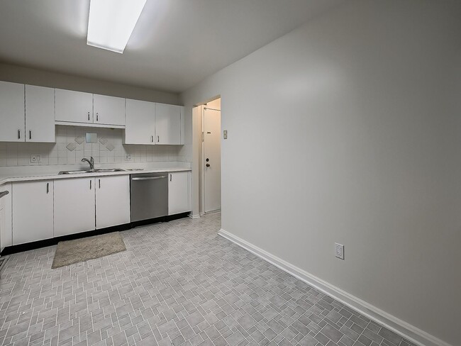 Building Photo - AVAILABLE NOW! Inviting 2-Bedroom, 2-Bath Condo in a Convenient Farmington Hills Community