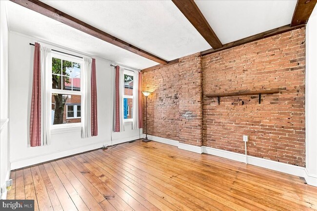 Building Photo - 122 E Miner St