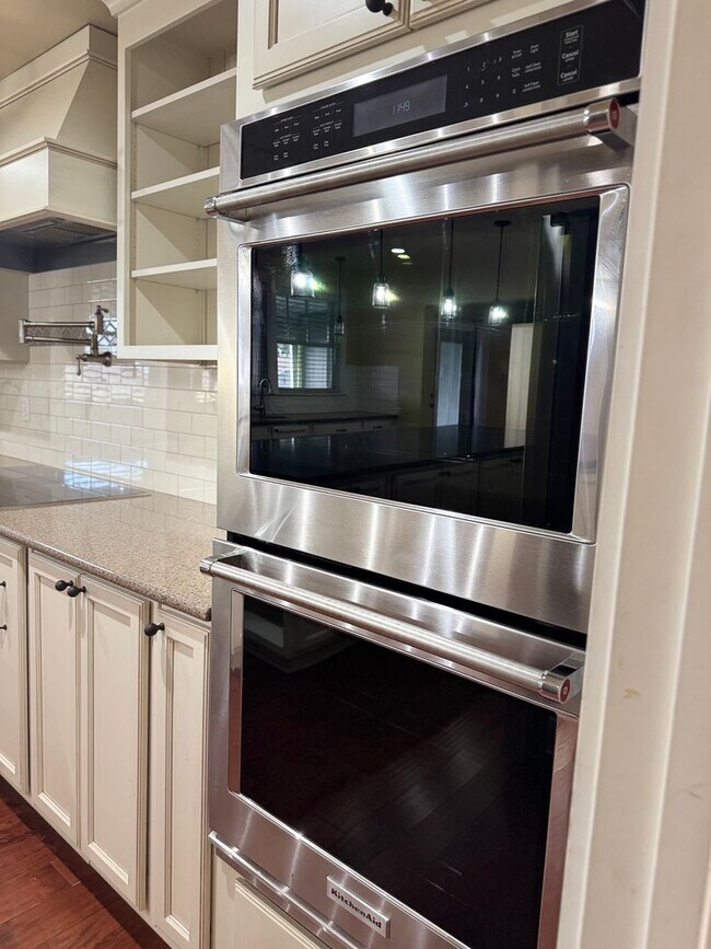 Foto del edificio - Stunning 4 Bedroom 2.5 bath home on over an acre near the city!