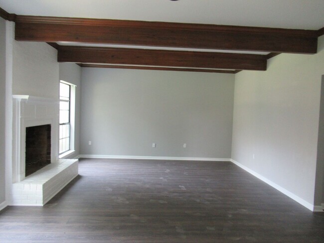 Building Photo - Beautiful Townhome