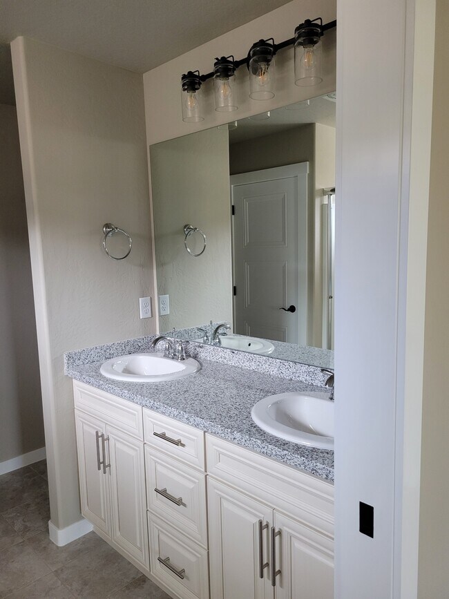 Master bath - 145 Cottonwood Dr